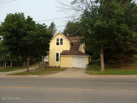 1018 Maple St, Manistee, MI 49660 photo 2