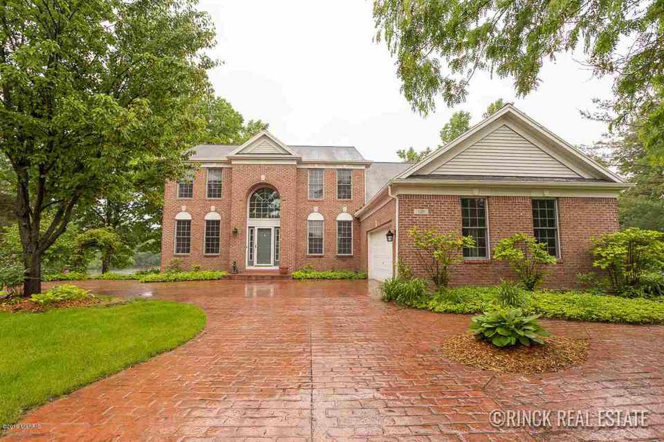 120 Grand View Ct NE, Ada, MI 49301