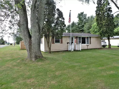 403 W Pine St, Edmore, MI 48829 photo 1