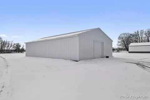 8602 E Pakes, Crystal, MI 48818 photo 2