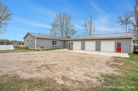 401 Nelson, Stanton, MI 48888 photo 3
