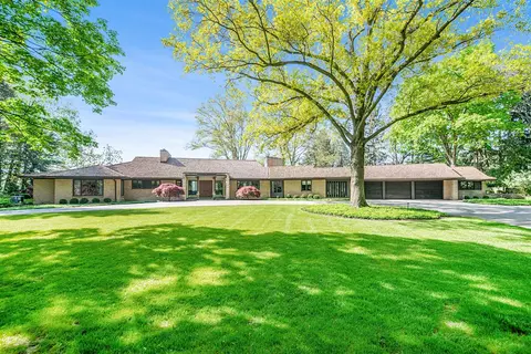 2020 Robinson, East Grand Rapids, MI 49506