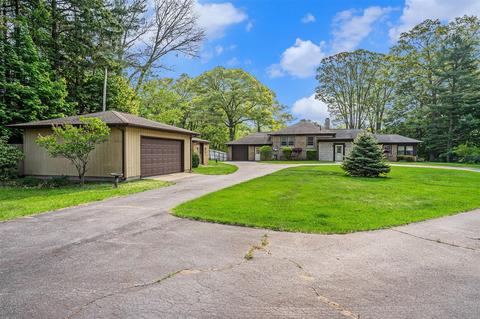 4050 Harbor Pt, Muskegon, MI 49441