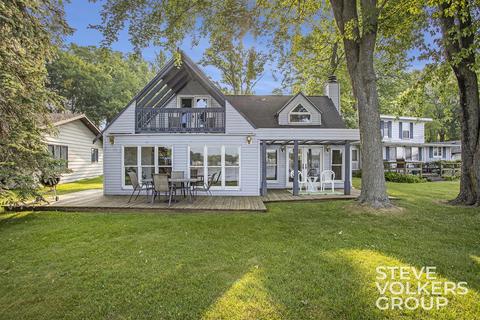 6176 Sunset Bch, Lake Odessa, MI 48849