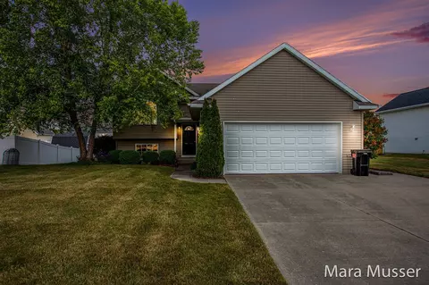 6966 Deer Cv, Caledonia, MI 49316