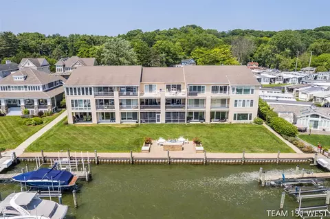 2252 Black Lk, Holland, MI 49424
