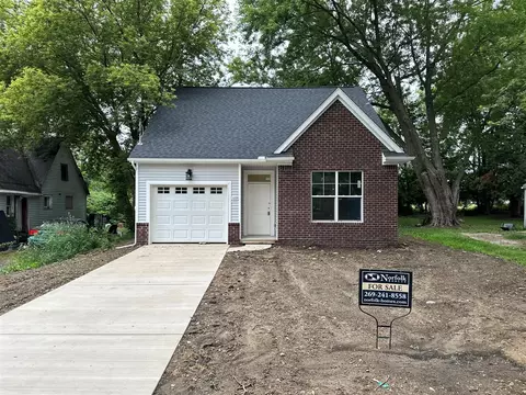 109 N Fountain, Marshall, MI 49068 photo 2