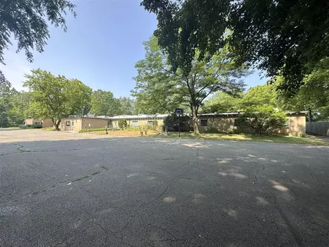 1701 Olmstead, Kalamazoo, MI 49048