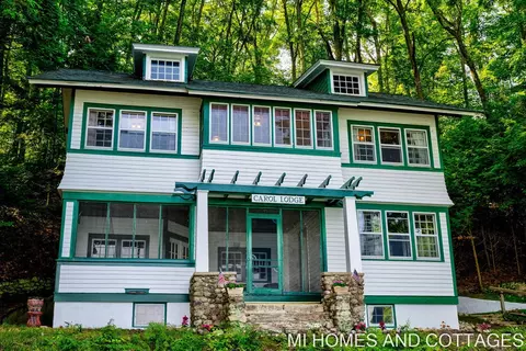 5014 S Lake Shr, Newaygo, MI 49337
