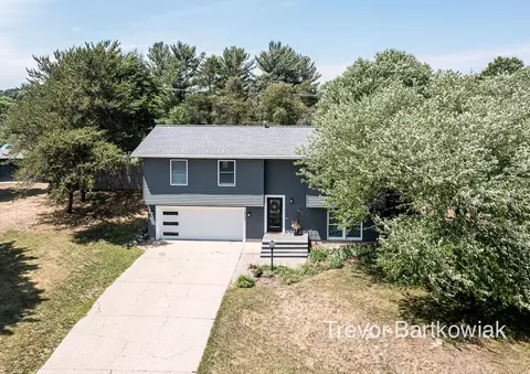 18005 Mohawk, Spring Lake, MI 49456 photo 2