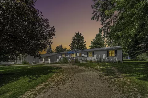 137 E First, Vermontville, MI 49096