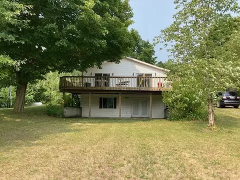 6700 S Lorne Dr, Pentwater, MI 49449