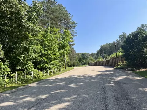 3540 Meadowood Trl, Grand Rapids, MI 49546