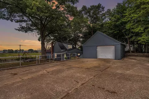 2541 Lakeshore, Muskegon, MI 49441