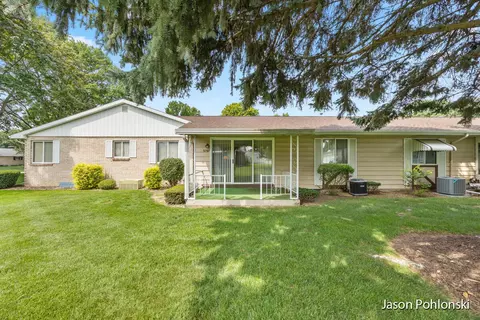 5707 Leisure S, Kentwood, MI 49548