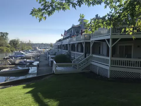 372 Mariners Cv, Douglas, MI 49406