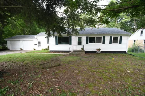 810 S La Grave, Paw Paw, MI 49079