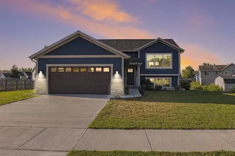 680 Chary Gln, Kent City, MI 49330
