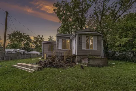 1832 Irvington, Lansing, MI 48910