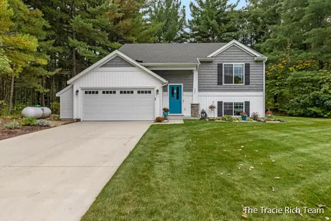 736 River Hls, Newaygo, MI 49337