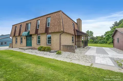 1379 N Long Lk, Fenton, MI 48430