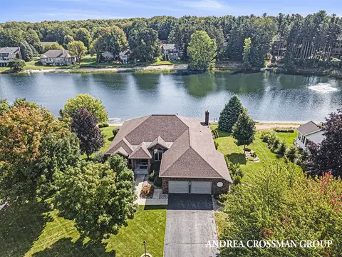 83 Bay Cir, Holland, MI 49424
