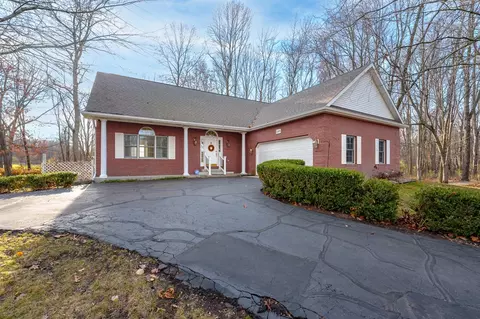 205 Golfview Dr, Plainwell, MI 49080