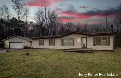 4377 S Wolf Lk, Fruitport, MI 49415
