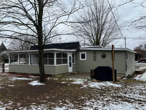 1047 S S Brg, Belding, MI 48809 photo 4