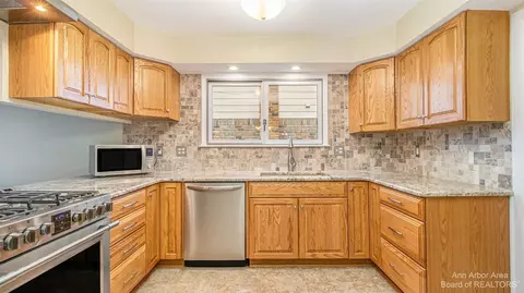43044 Devon, Canton, MI 48187 photo 10
