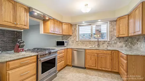 43044 Devon, Canton, MI 48187 photo 9