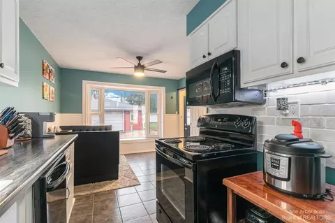 36710 Greenbush, Wayne, MI 48184 photo 6