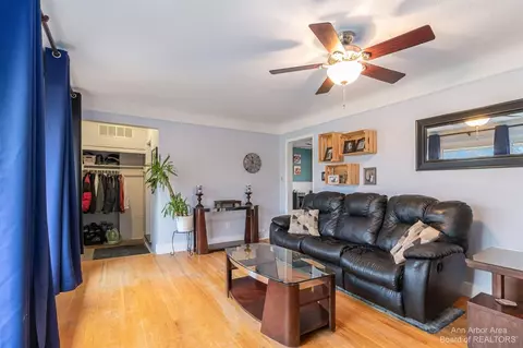 36710 Greenbush, Wayne, MI 48184 photo 5