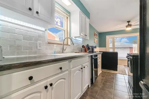 36710 Greenbush, Wayne, MI 48184 photo 7