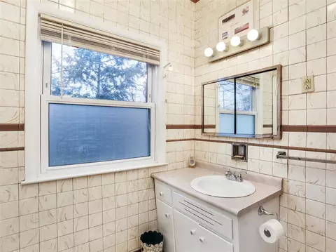 96 E Columbia, Belleville, MI 48111 photo 21