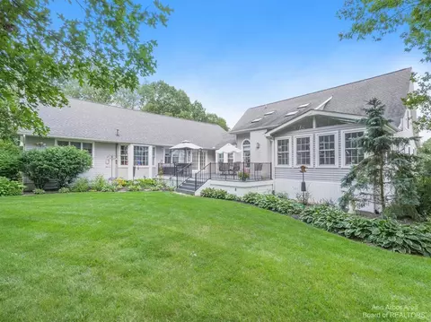 9680 Woodbend, Saline, MI 48176 photo 2