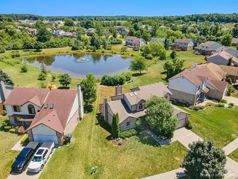 1346 N Hidden Crk, Saline, MI 48176 photo 2