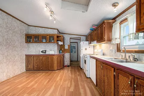 18230 Berkshire, Gregory, MI 48137 photo 3