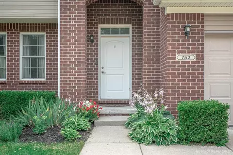 752 W Castlebury, Saline, MI 48176 photo 2