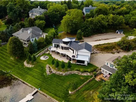811 Glazier, Chelsea, MI 48118