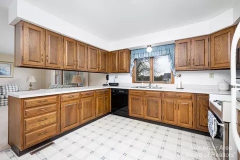 8060 Moon, Saline, MI 48176 photo 4