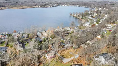 11865 Portage Lk, Pinckney, MI 48169