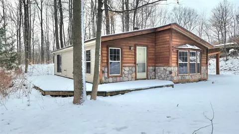 18261 Royena, Marion, MI 49665