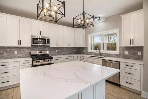 Kitchen - 2933 Clivedon, Howell, MI 48843 photo 4 of 5