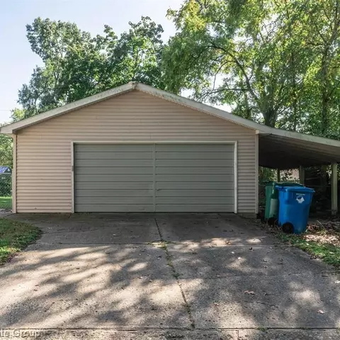 682 Cranbourne, Commerce Twp, MI 48382 photo 4