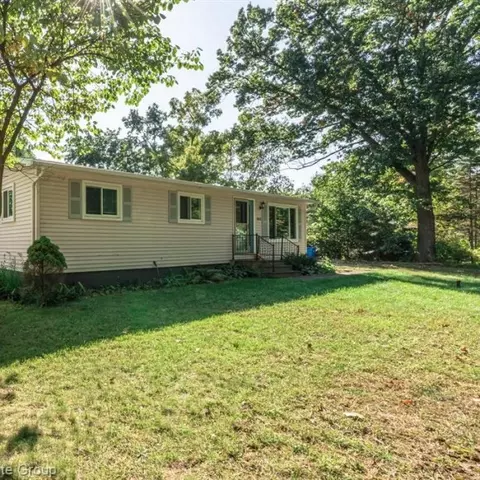 682 Cranbourne, Commerce Twp, MI 48382 photo 2