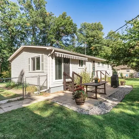 682 Cranbourne, Commerce Twp, MI 48382 photo 5