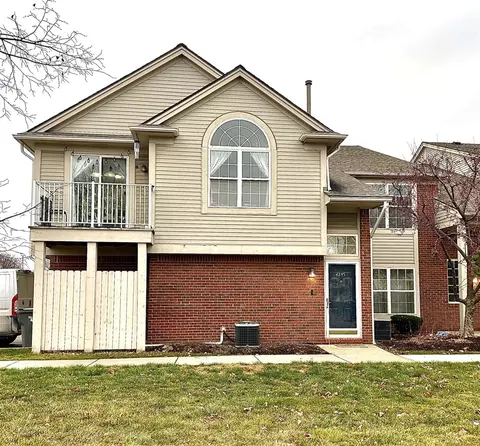 43145 Woodbridge #114, Clinton Township, MI 48038