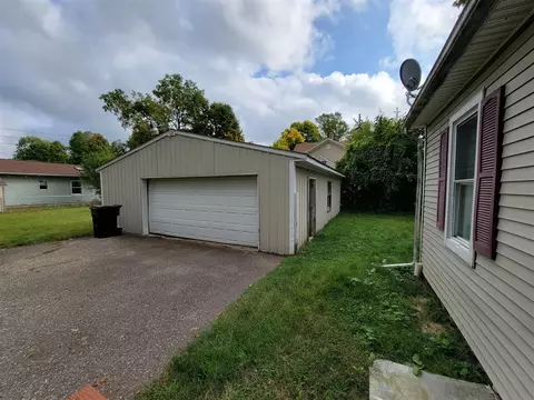 815 W Three, Three Rivers, MI 49093 photo 3