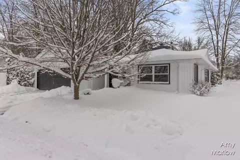 2885 Lake Dr, East Grand Rapids, MI 49506
